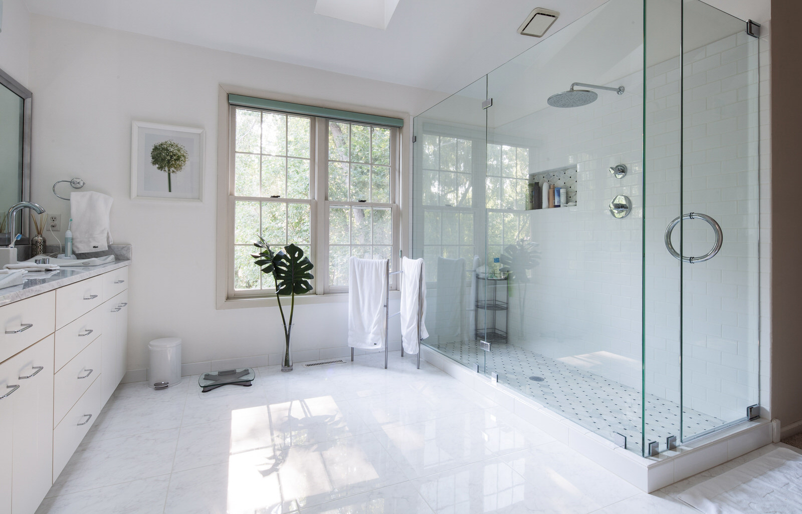 2258 white bathroom 1.jpg